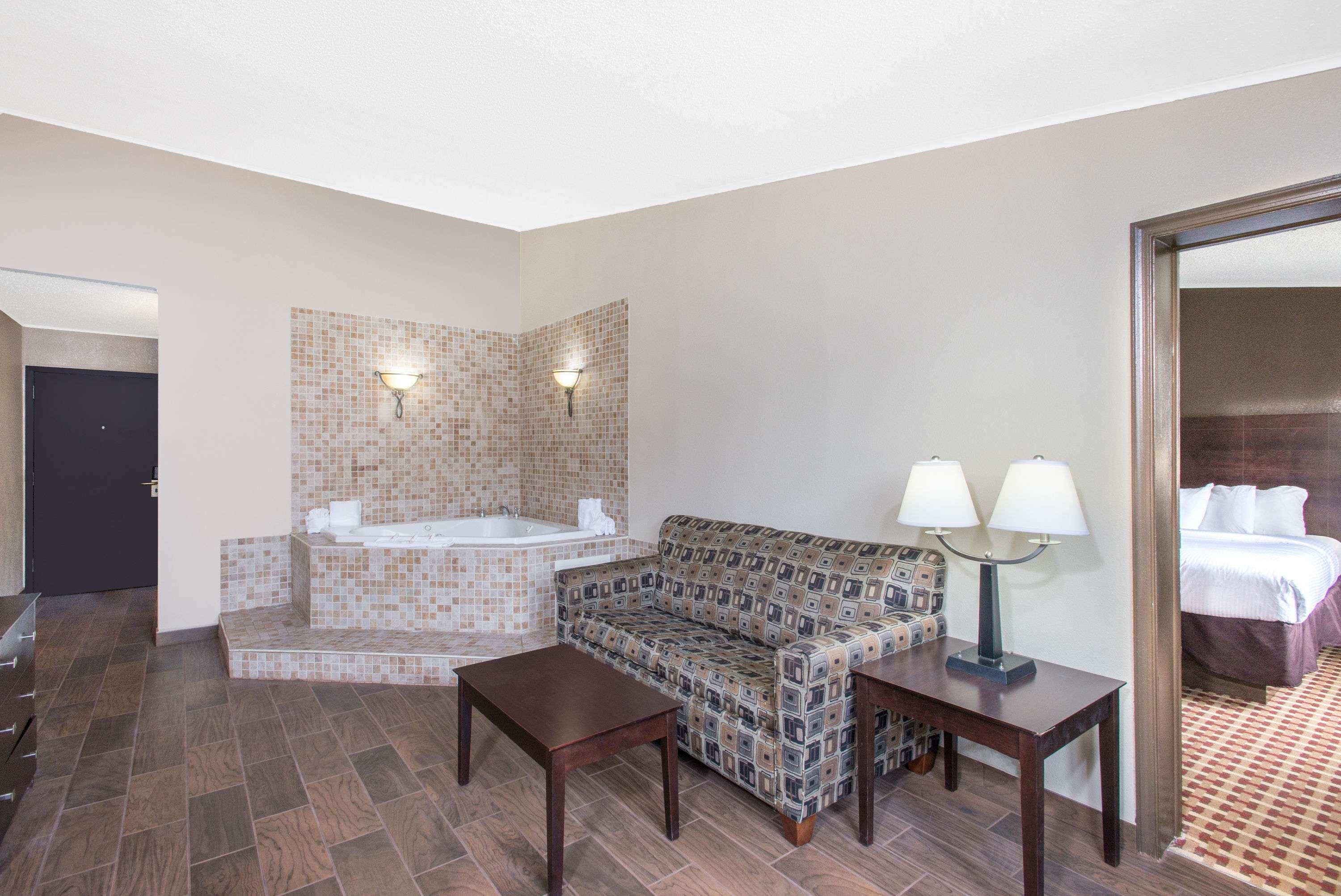 Ramada By Wyndham Allentown Bethlehem Екстериор снимка